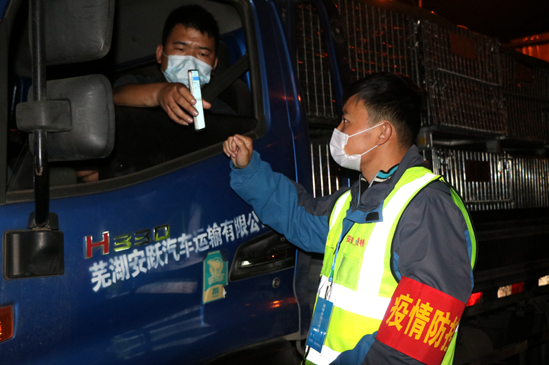 新一輪疫情發(fā)生后，安徽路橋迅速行動(dòng)，組織全體職工和勞務(wù)工人進(jìn)行全員核算檢測(cè)，筑牢疫情防控第一道防線。此外，還積極投身屬地疫情防控，踐行國企擔(dān)當(dāng)。